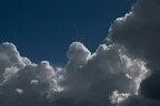 Завтра в Україні очікується до +28°, місцями пройдуть дощі з грозами та градом