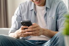 Раннє користування смартфоном погіршує ментальне здоров’я молоді: дослідження