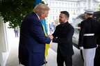 Зеленський подарував Трампу ключку для гольфу від українського бійця, який втратив ногу на війні