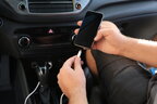 Чому не варто заряджати телефон через USB у машині: експерти розповіли ризики