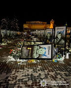 «Нагадують про війну»: у Рівному п’яна жінка перекидала портрети полеглих воїнів