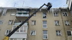 Зимова загроза для пішоходів: як українці ліквідовують бурульки з дахів