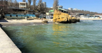 На одеських пляжах у морі почали з'являтися жовті плями