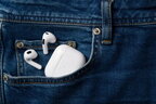 Чи можна залишати AirPods на зарядці на ніч: що кажуть експерти