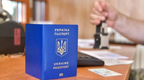 Прикордонники почали випускати з України жінок-держслужбовців