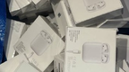 У Львові п’ятеро шахраїв продавали підроблені AirPods за оригінальні та погрожували покупцю: суд виніс вирок